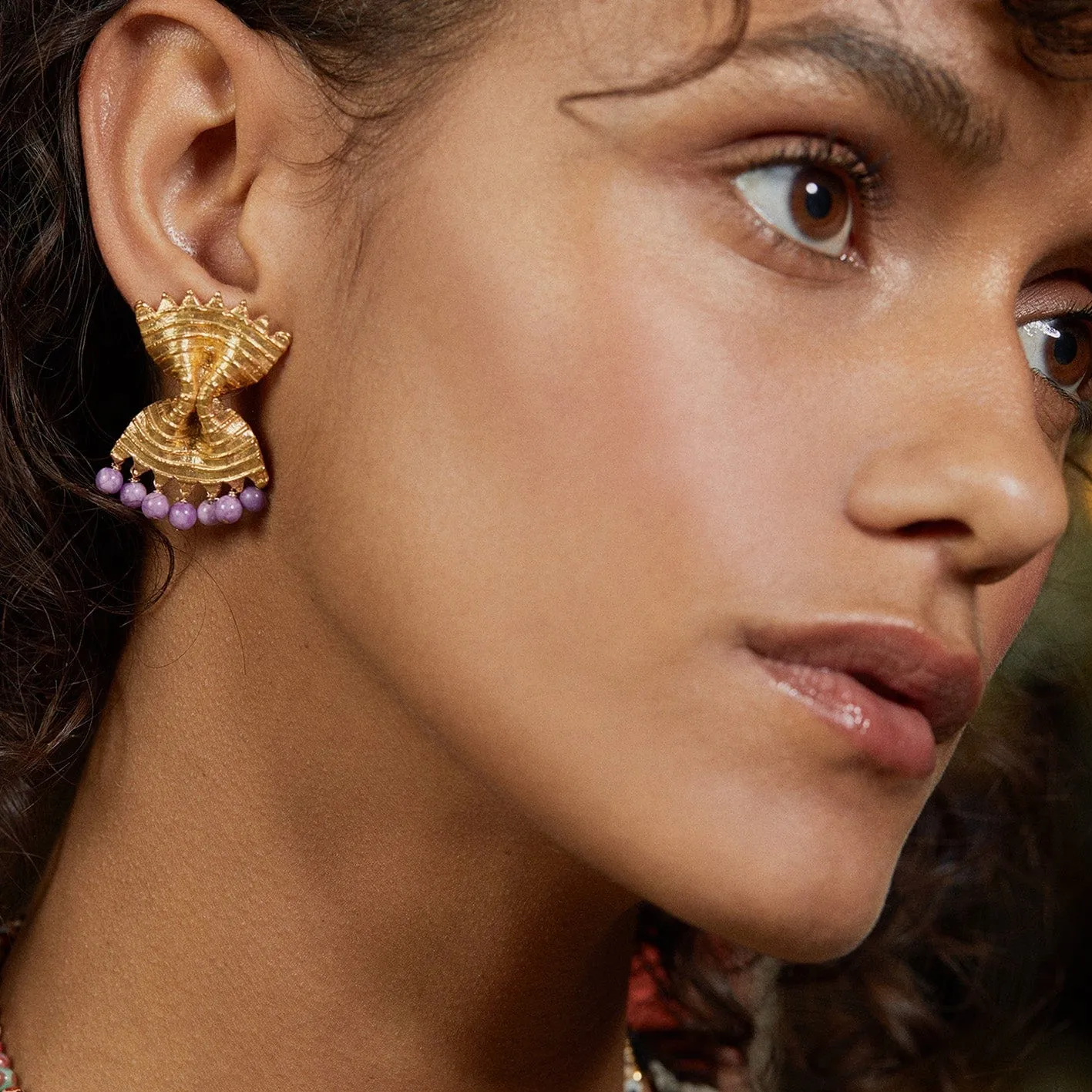 Elise Tsikis Cerlone boucles violettes farfalle