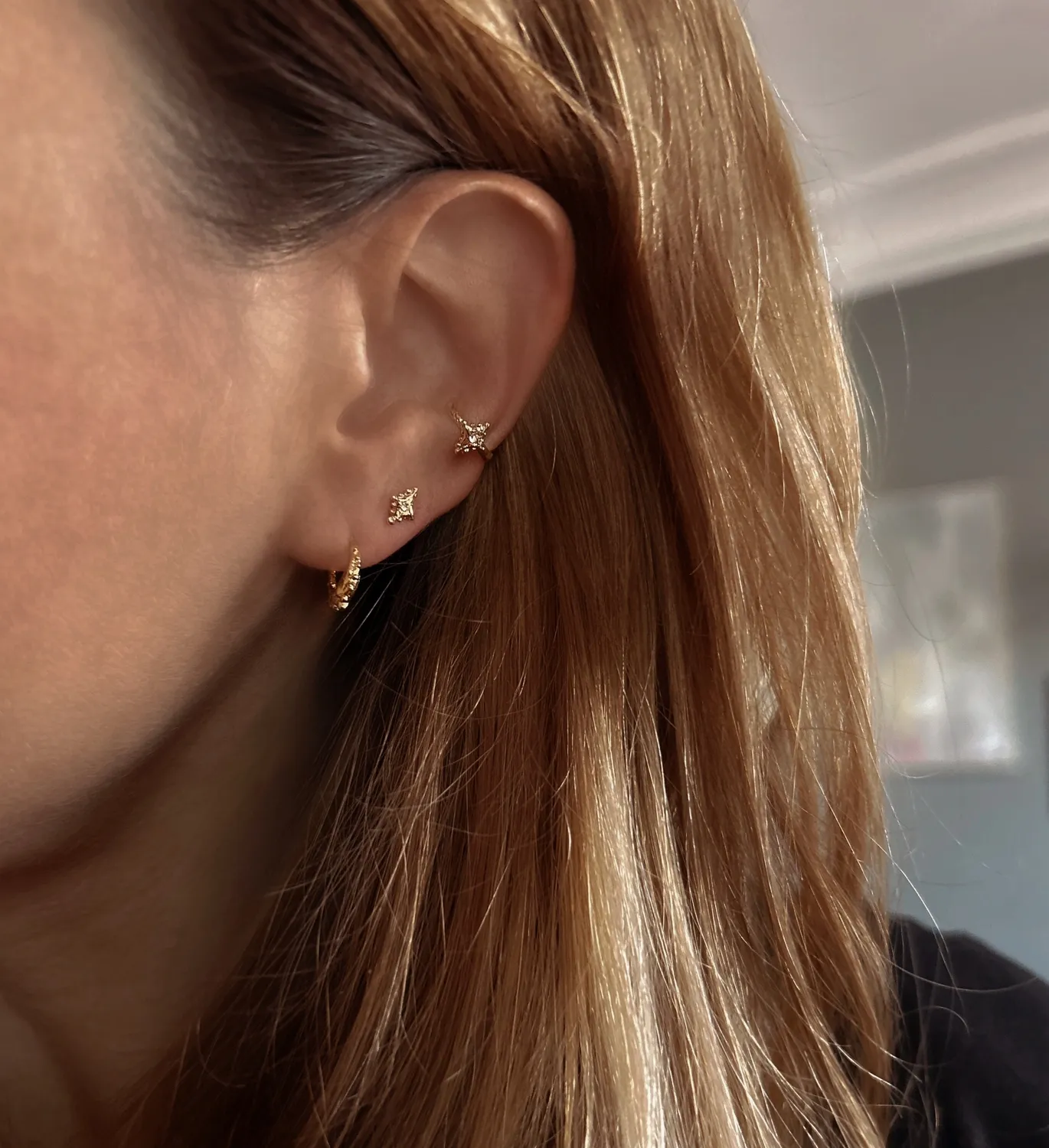 Elise Tsikis Asteria puces oreilles serti blanc la pièce