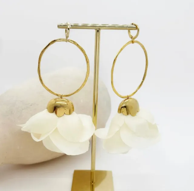 Elise Tsikis Natura boucles d'oreilles pendantes blanc