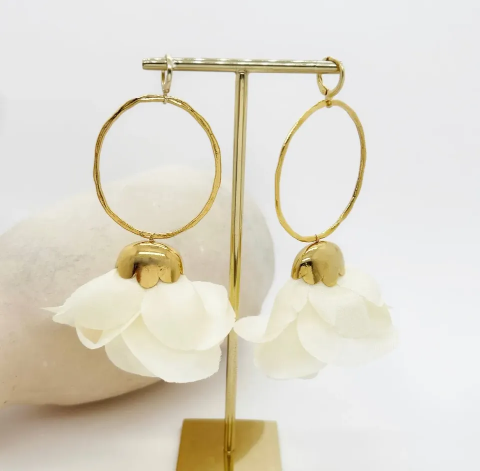 Elise Tsikis Natura boucles d'oreilles pendantes blanc