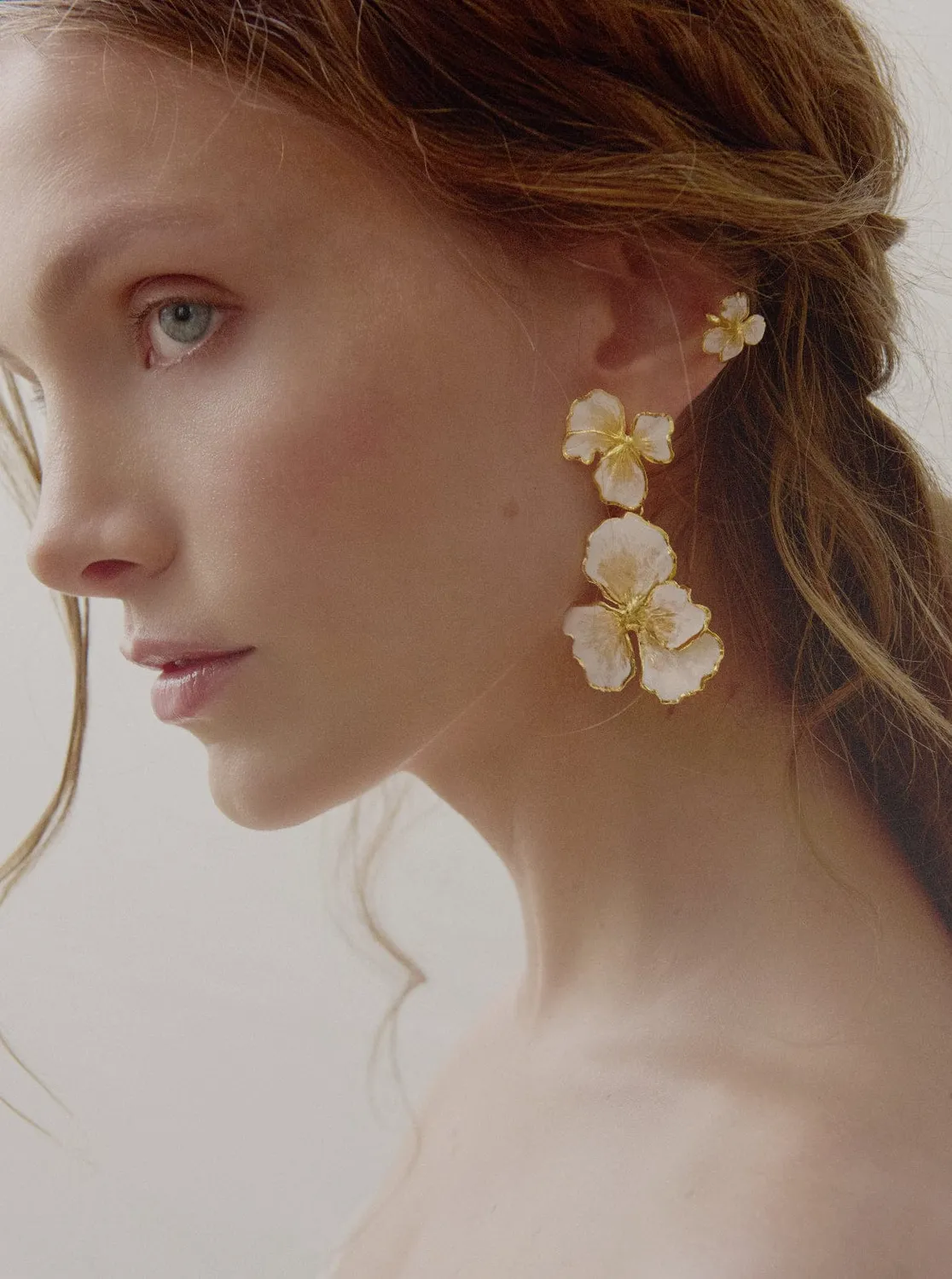 Elise Tsikis Thalie boucles d’oreilles fleurs émail blanc