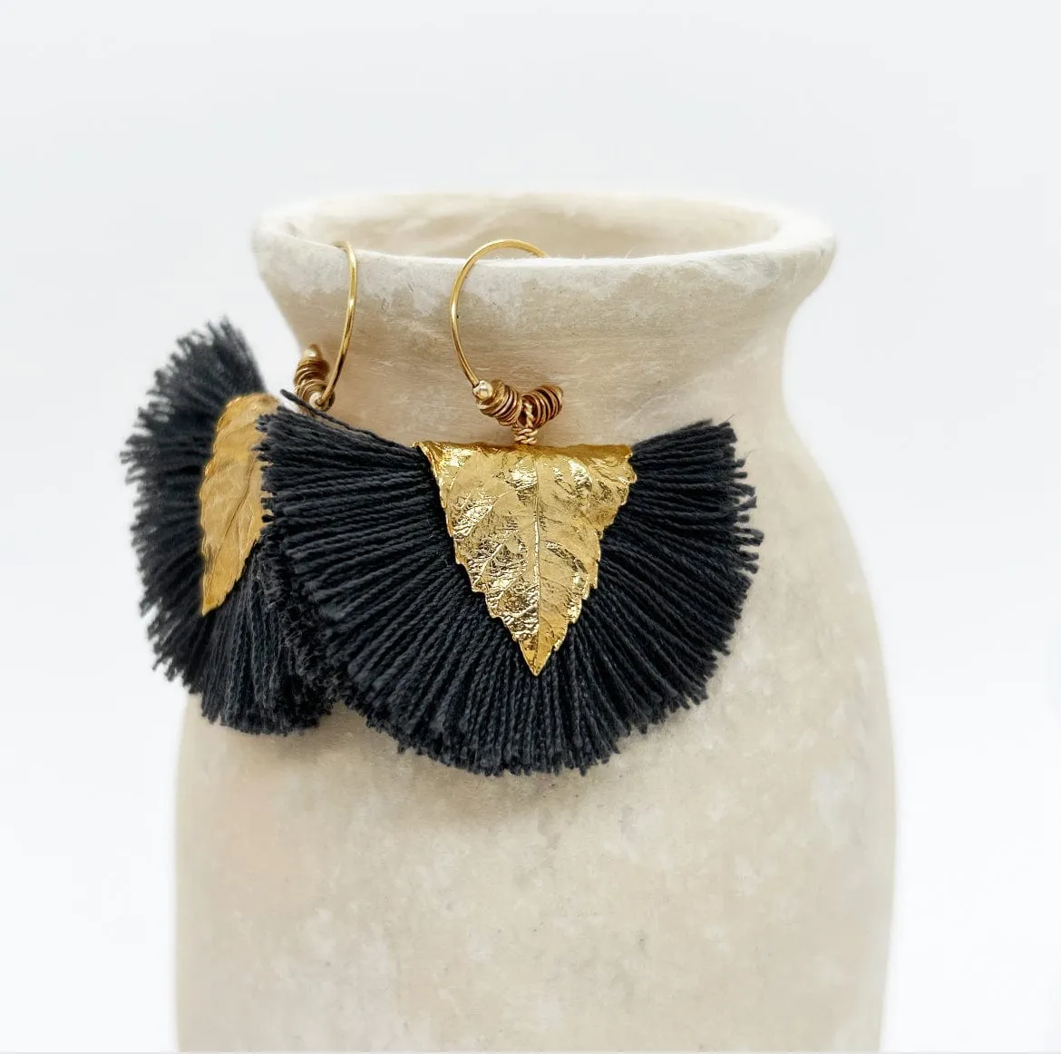 Elise Tsikis Agia boucles d’oreilles blanc pompon doré