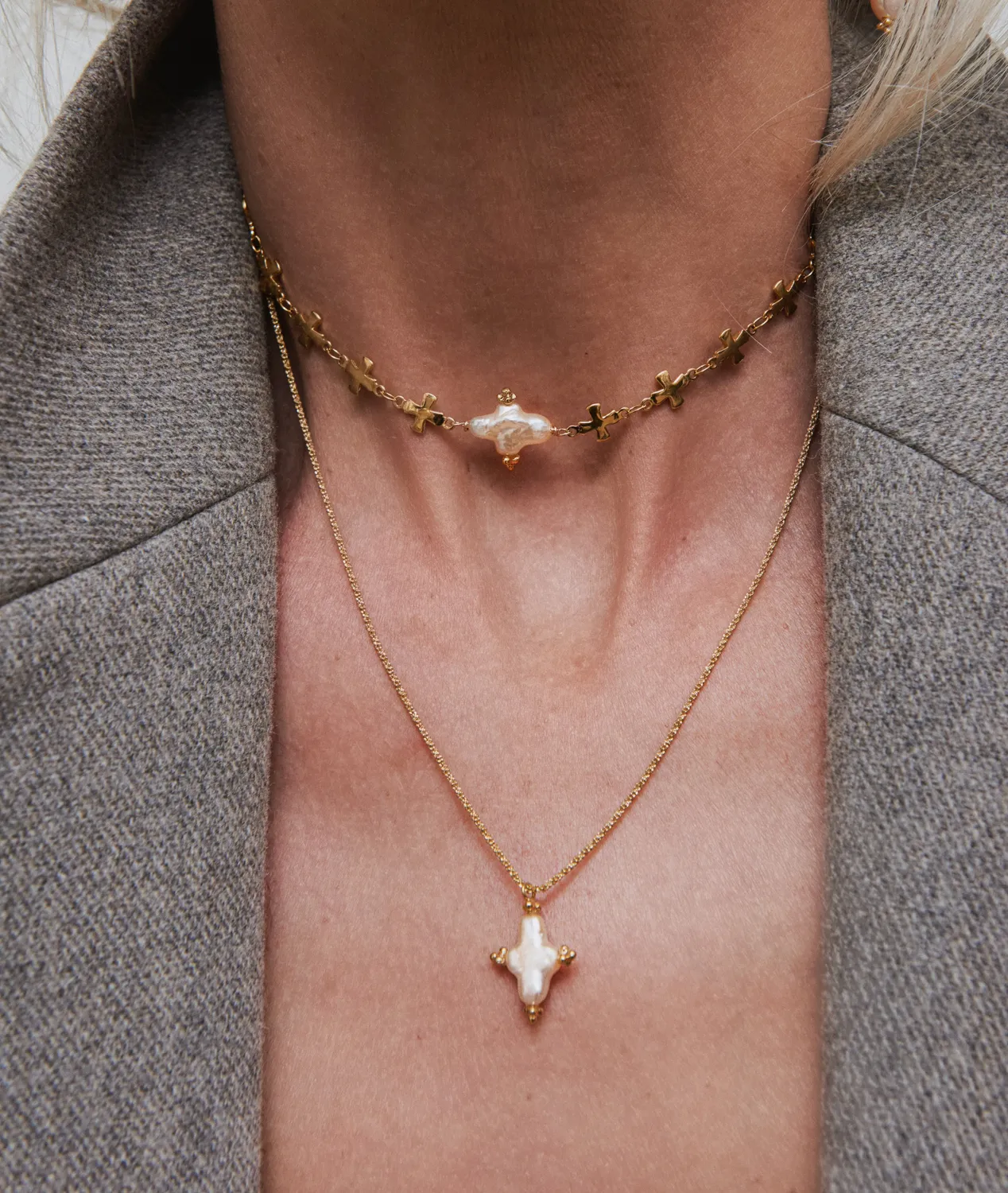 Elise Tsikis Hellenica Nyx collier croix perle doré