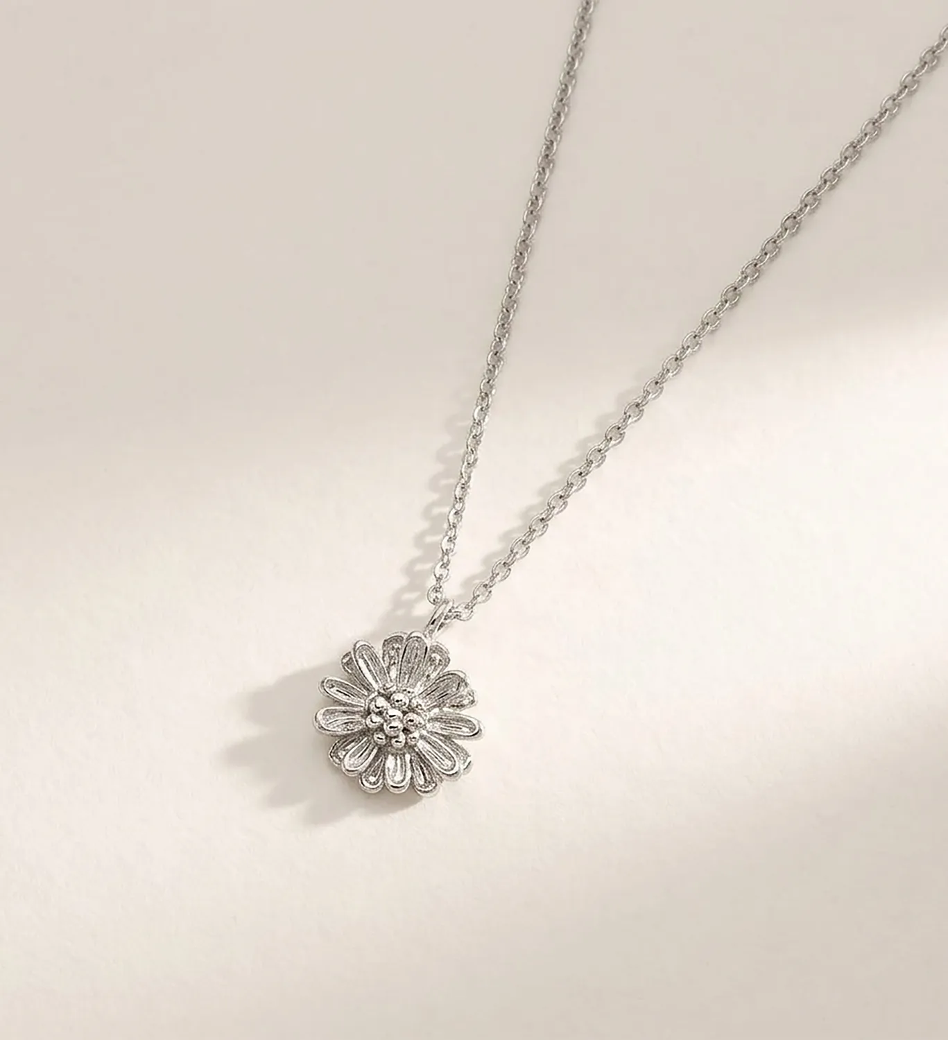 Elise Tsikis Marguerite collier fleur or jaune 40 cm