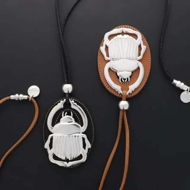 Secret de Cuir N°762 scarabée sautoir cuir plaqué argent