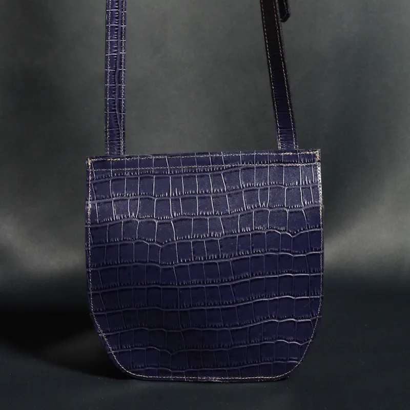Secret de Cuir Besace marine rabat daim sac bandoulière cuir