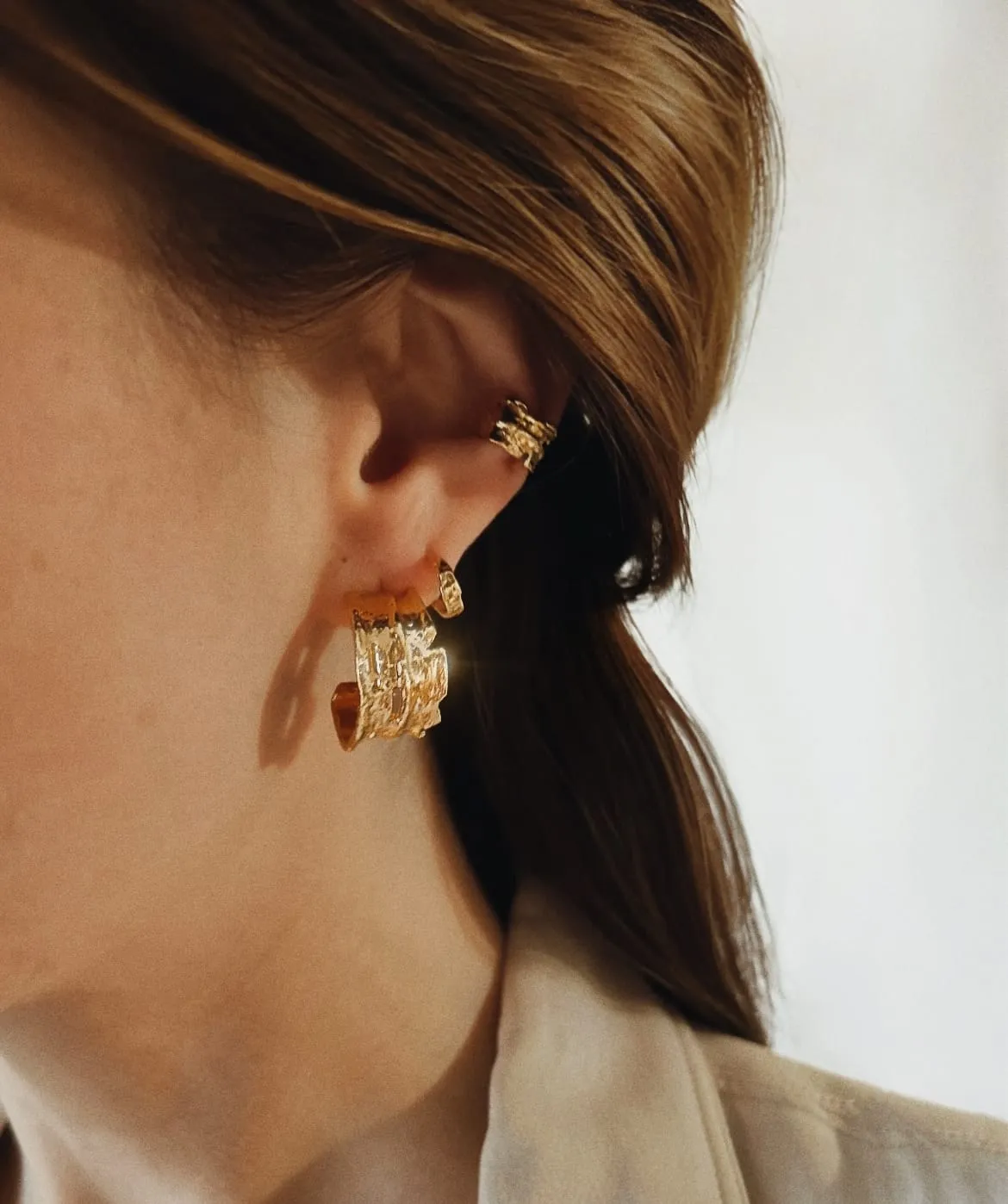 Elise Tsikis Peni earcuff or jaune martelé