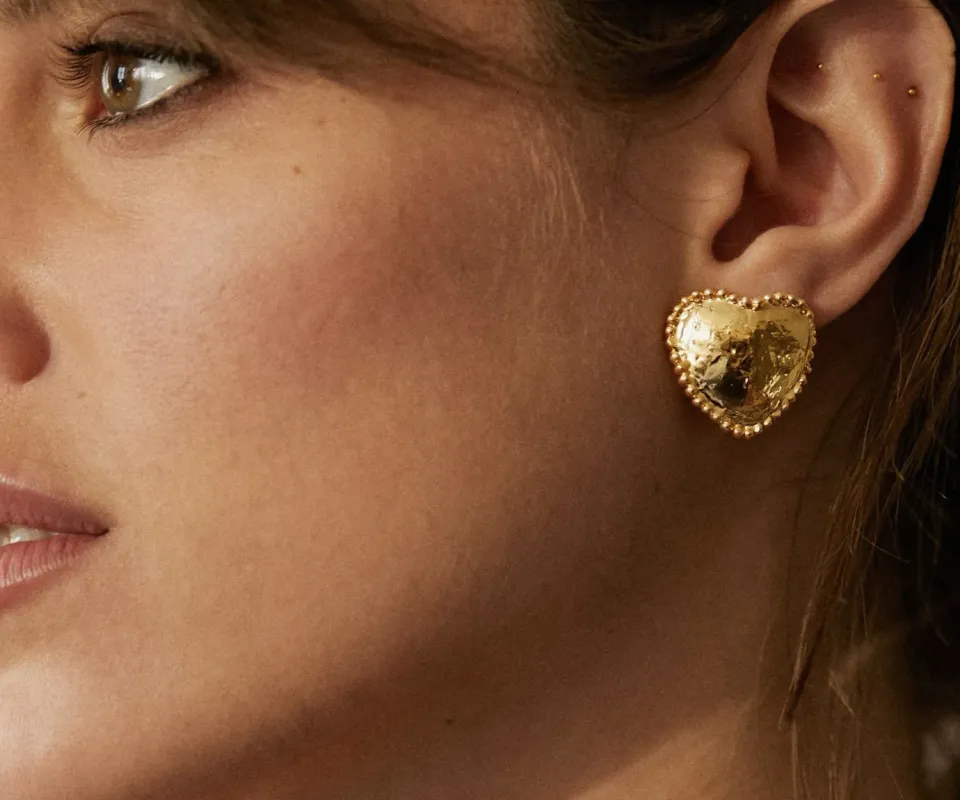Elise Tsikis Cetica boucles d'oreilles coeur doré