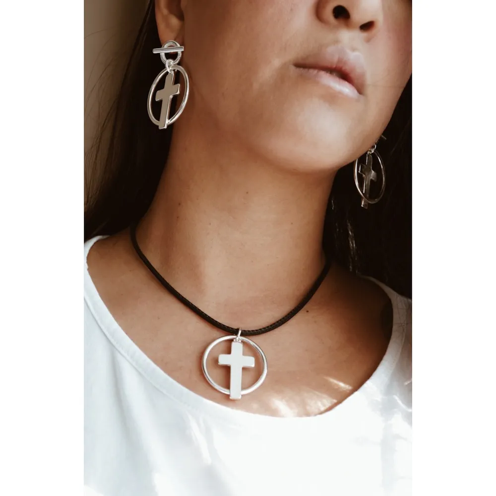 Secret de Cuir N°706 boucles d’oreilles croix argenté