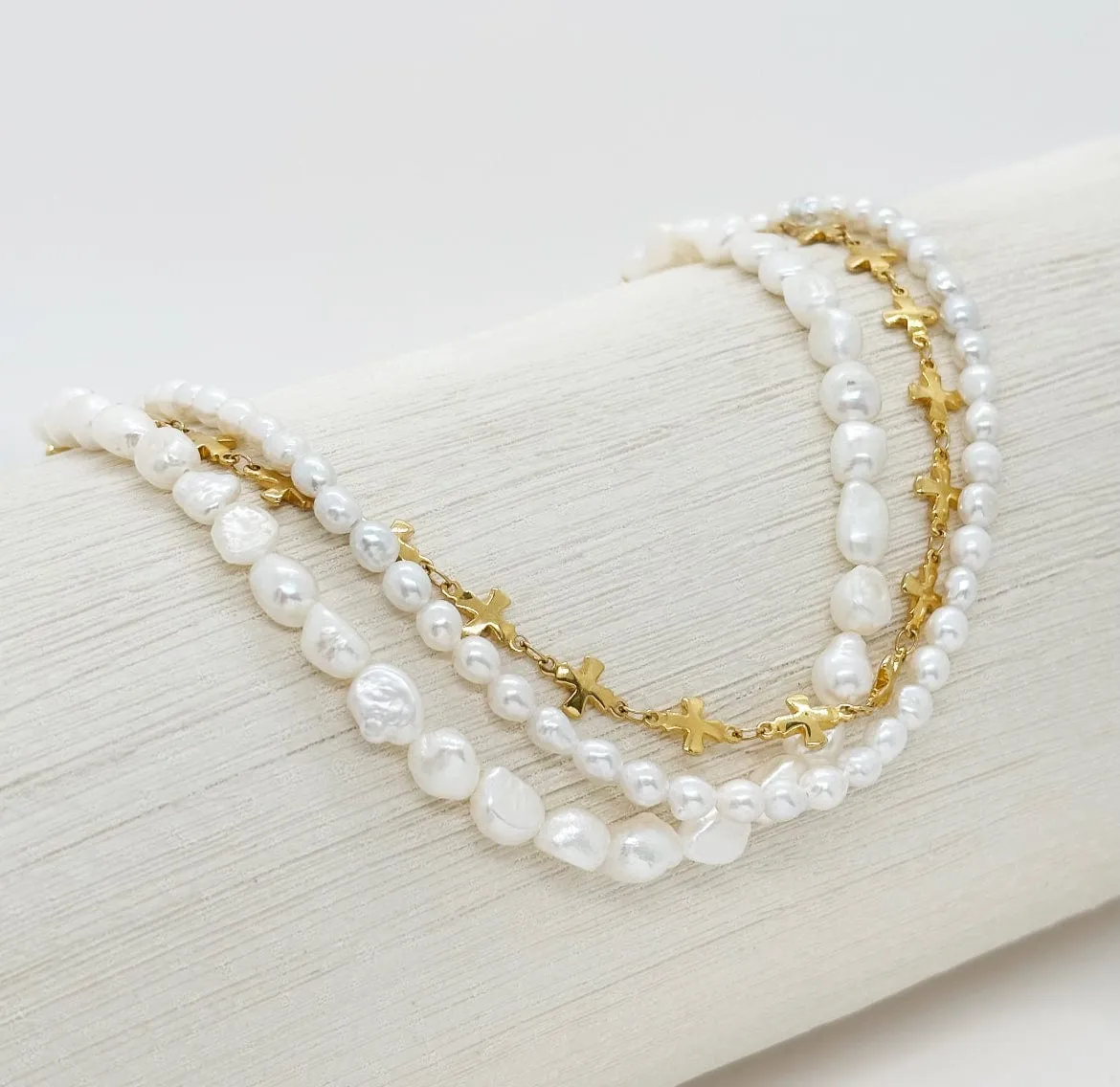 Elise Tsikis Oia collier 3 rangs perles croix doré