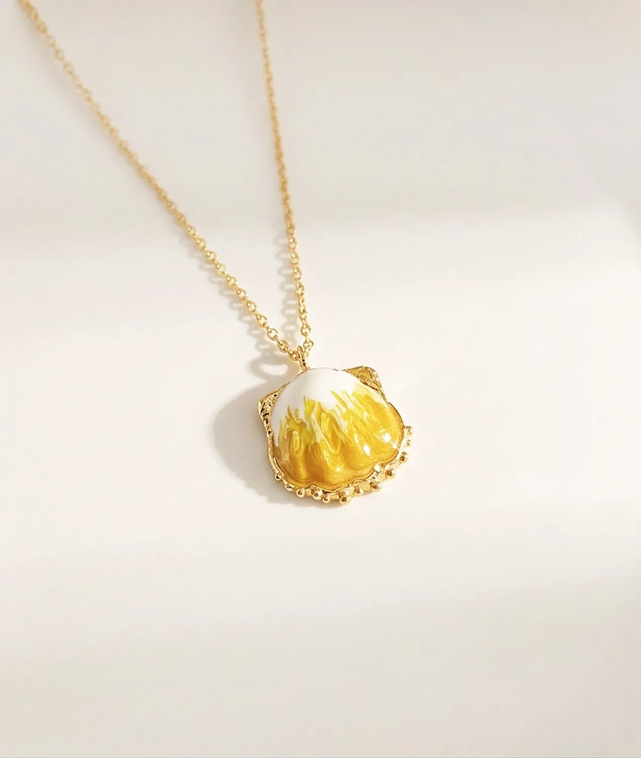 Elise Tsikis Nepti collier coquillage or jaune femme