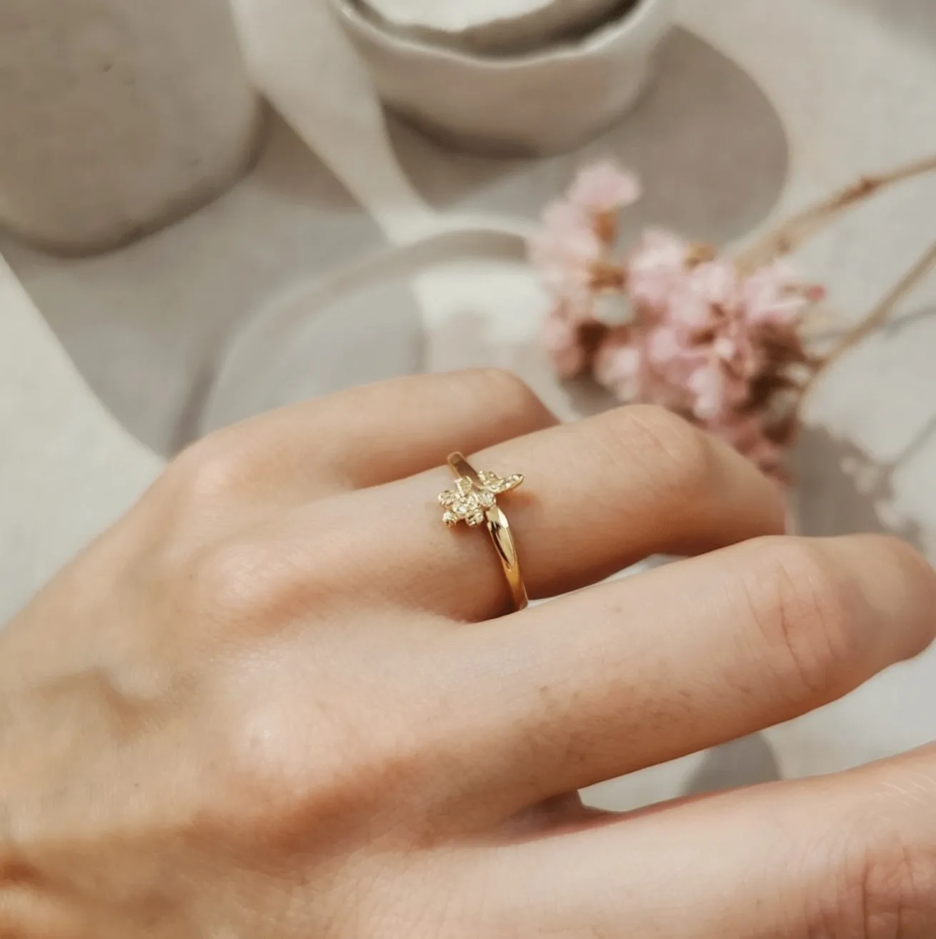 Elise Tsikis Anis bague fleur émaillée jaune enfant