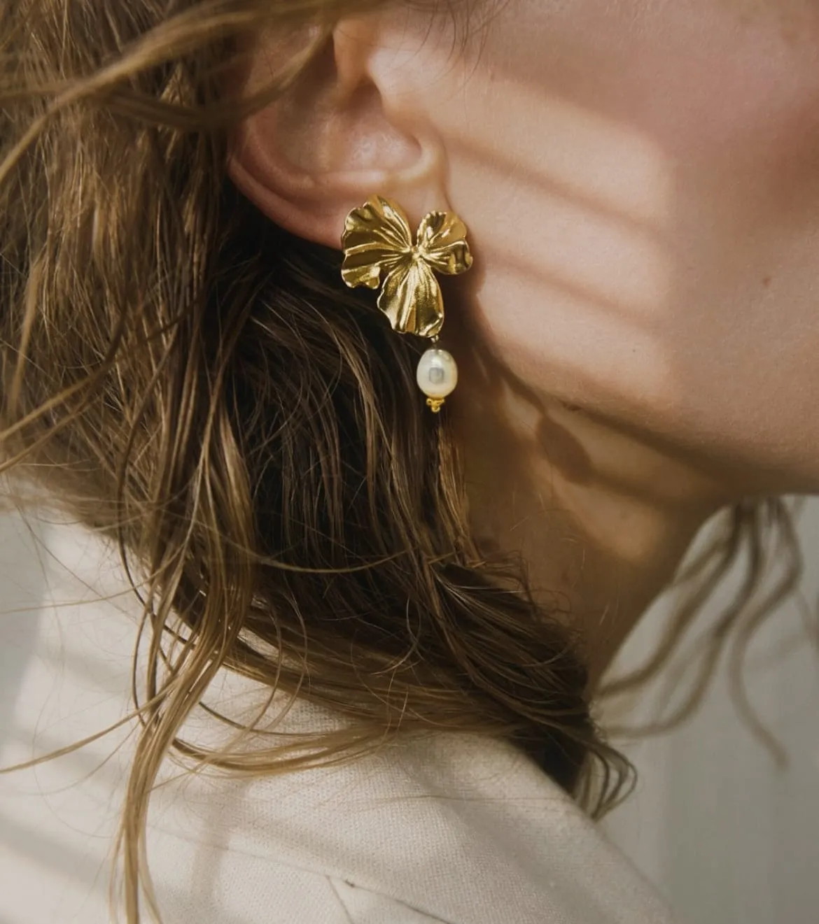 Elise Tsikis Némésis Lamia boucles d'oreilles perle doré