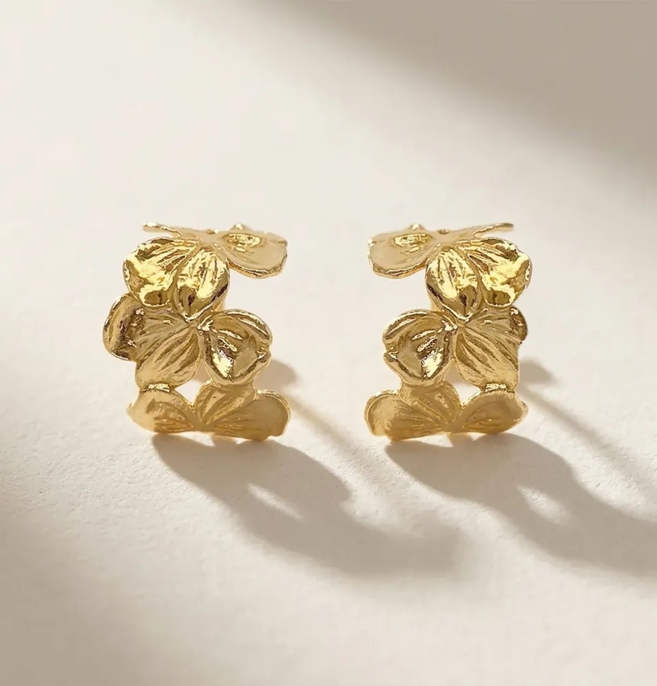 Elise Tsikis Gialova boucles d'oreilles dorées fleur 2 cm