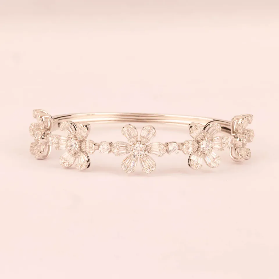 ULTIMA EDIZIONE Flower bracelet rigide zircons blancs