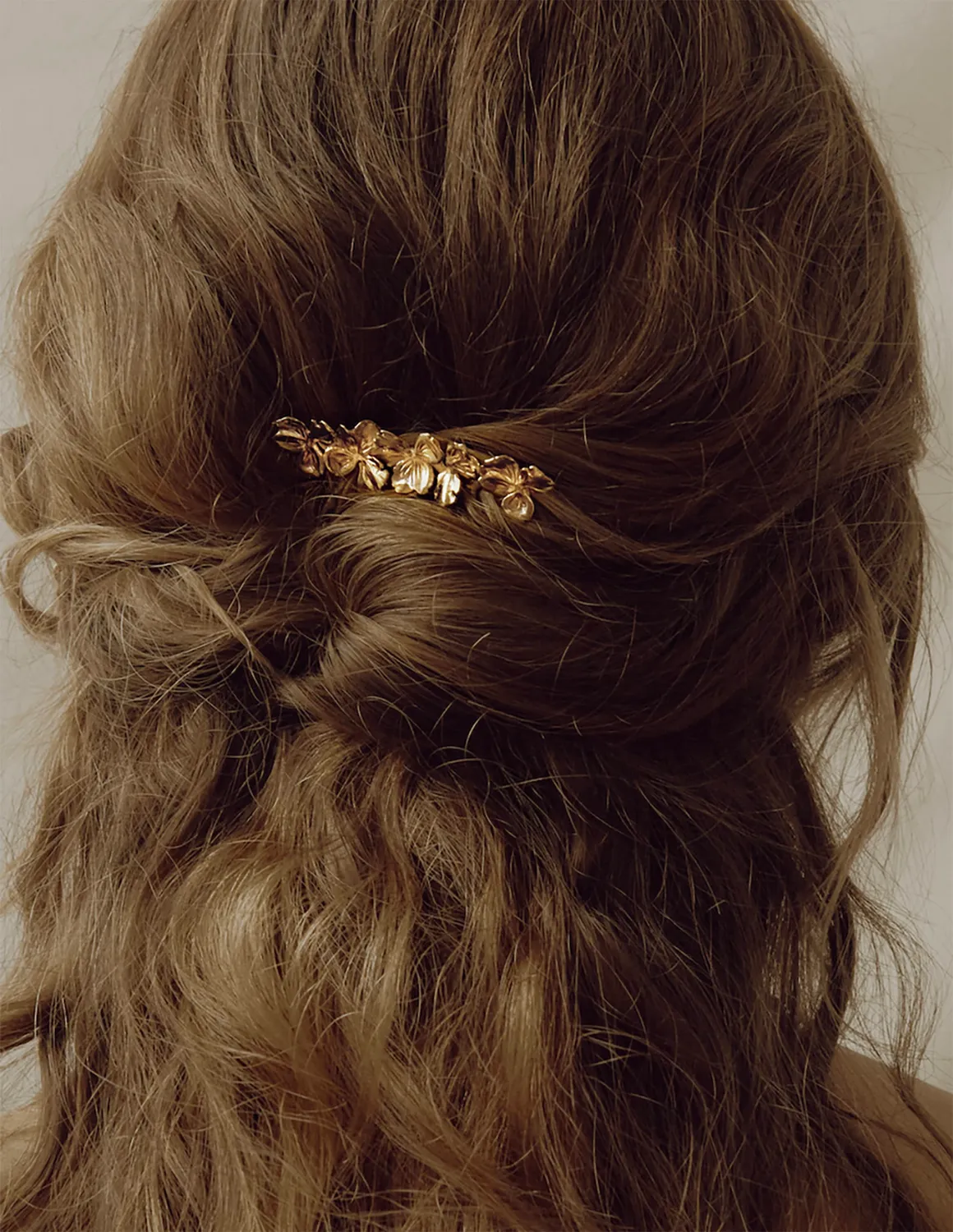 Elise Tsikis Néméa peigne cheveux fleur dorée