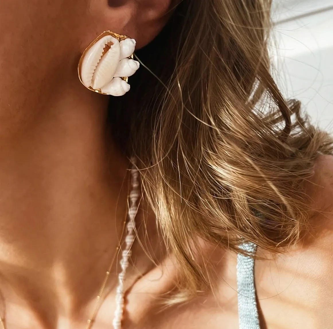 Elise Tsikis Hades boucles d’oreilles coquillages blancs