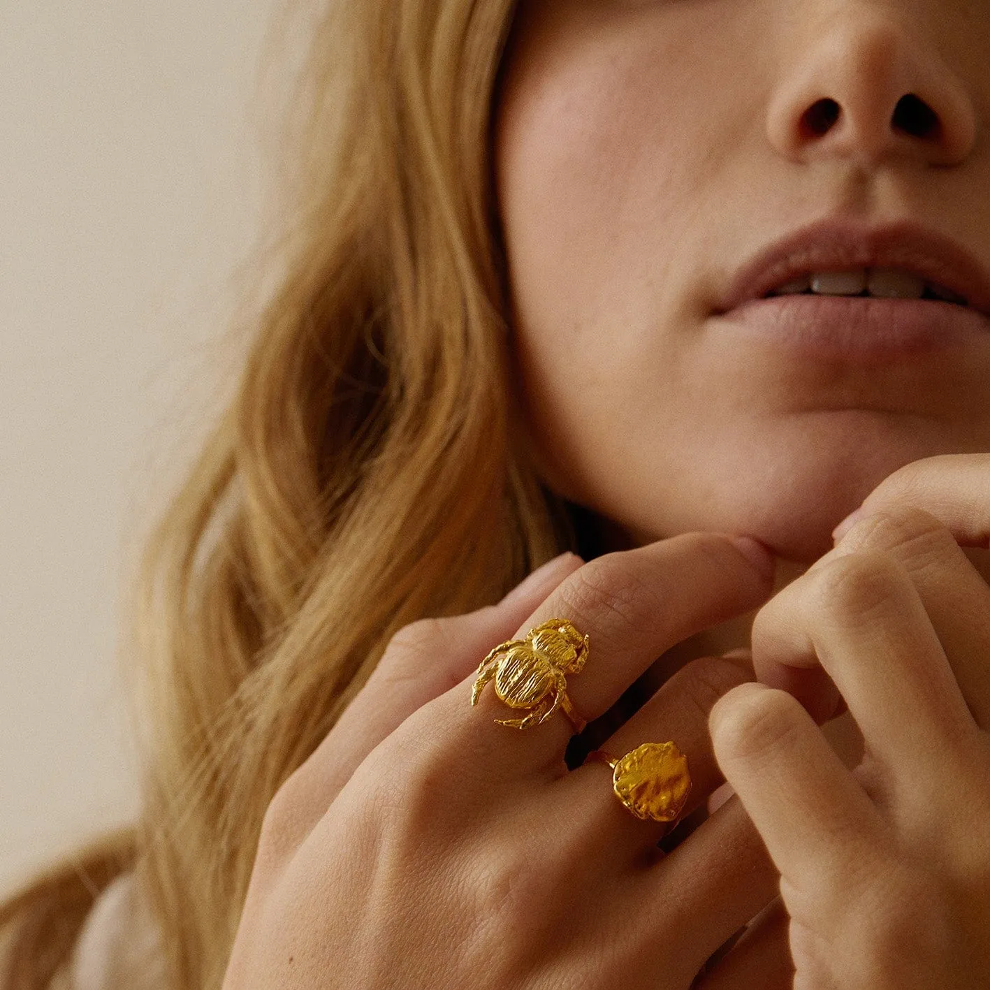 Elise Tsikis Iepa bague scarabée réglable or jaune