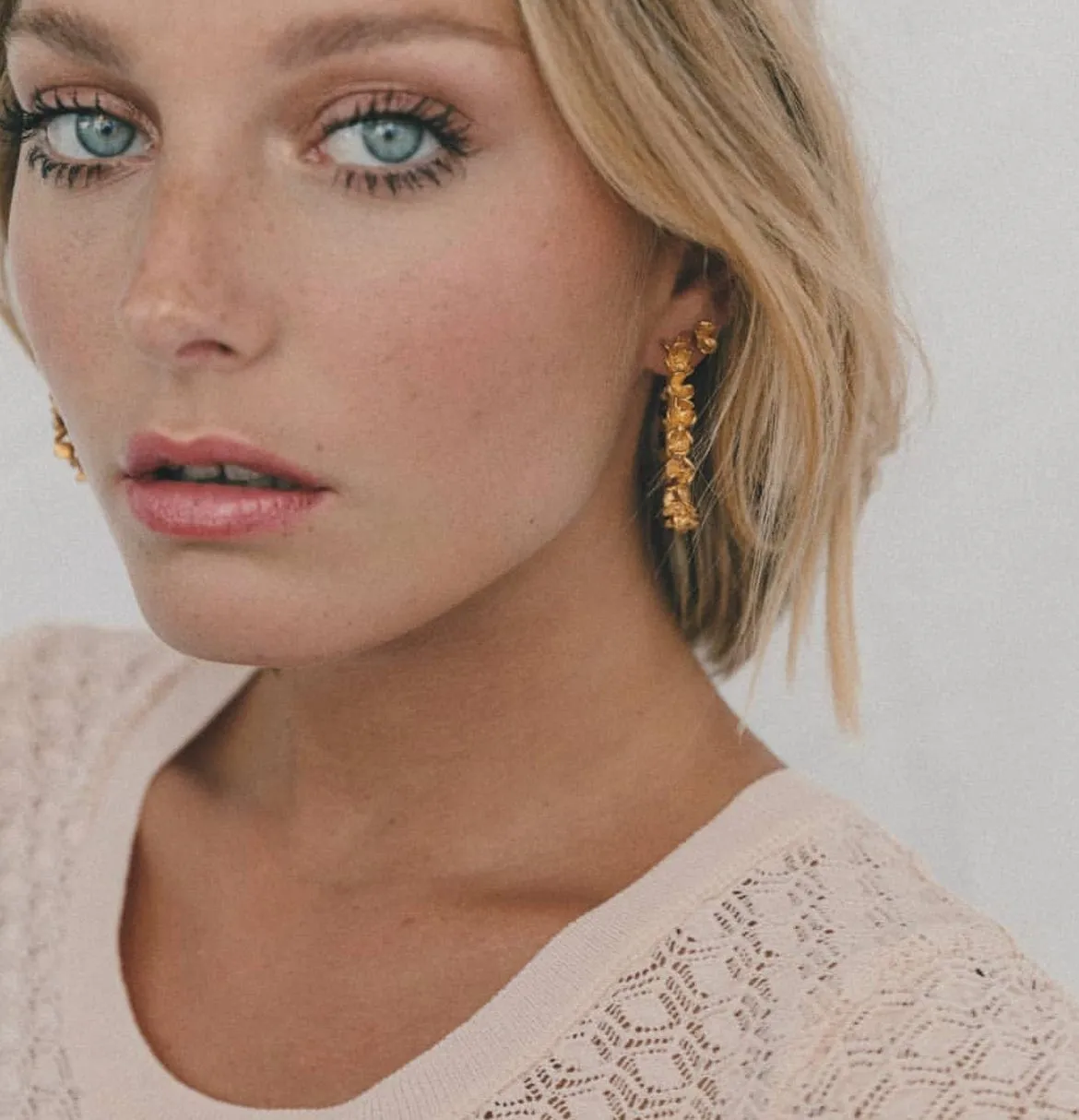 Elise Tsikis Racine créoles boucles d'oreilles or jaune relief fleuri