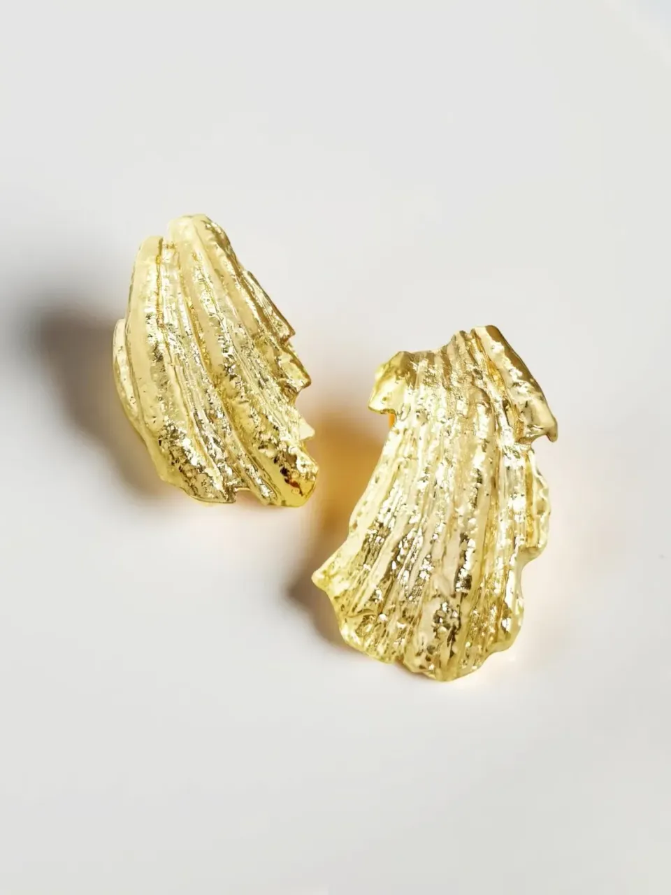 Elise Tsikis Helios Gaia boucles d'oreilles or coquillage