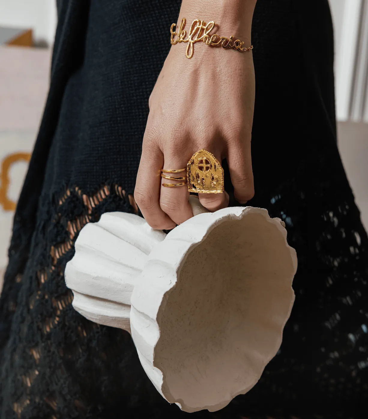Elise Tsikis Emborio bague maison dorée réglable