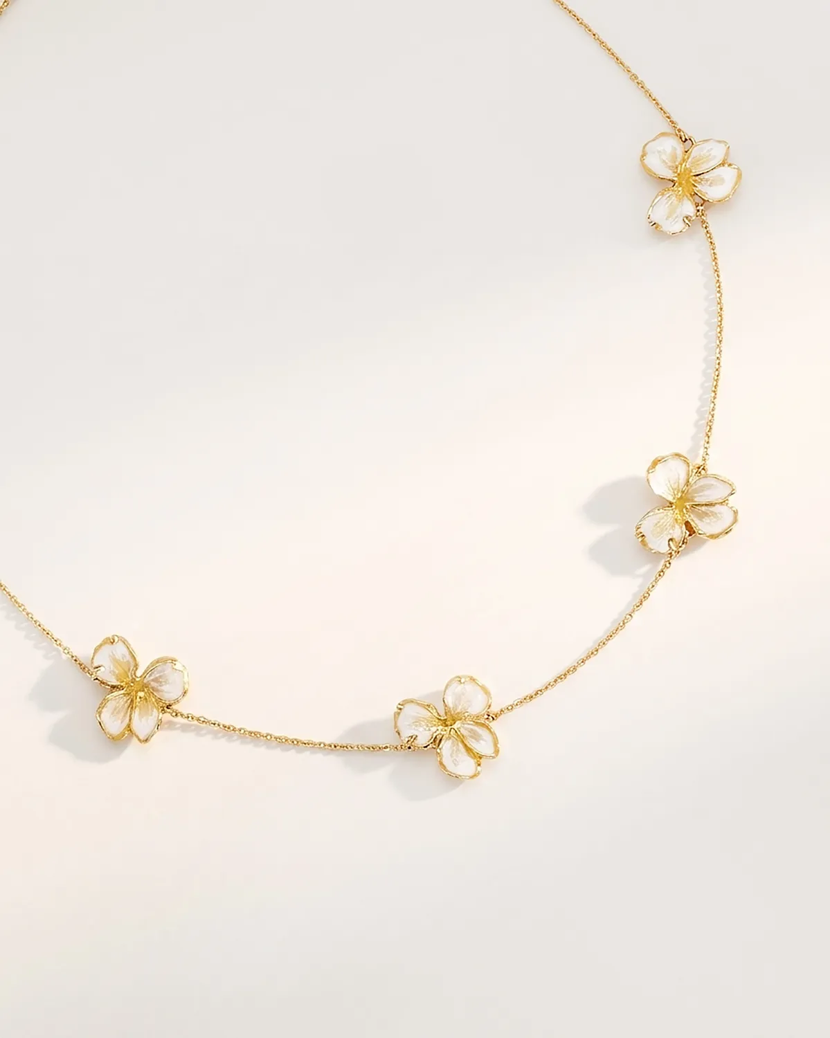 Elise Tsikis Nemesis Gonia collier émaillé blanc 43 cm