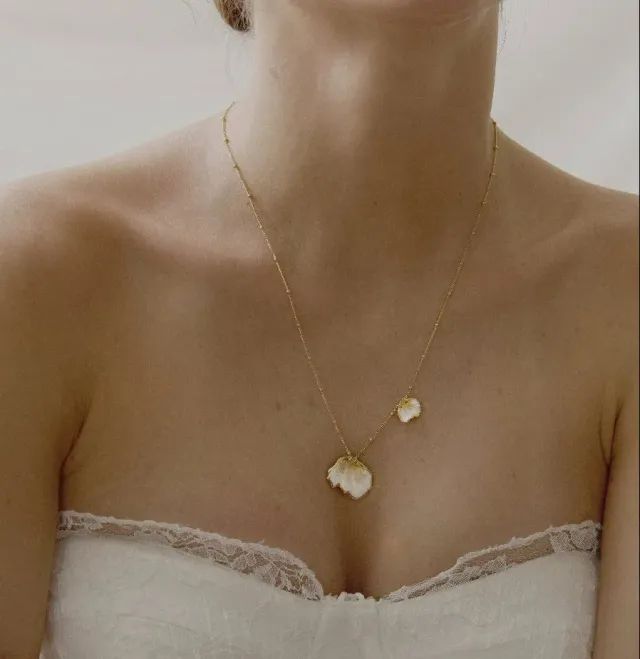 Elise Tsikis Corinthe Émaillé collier fleurs blanc