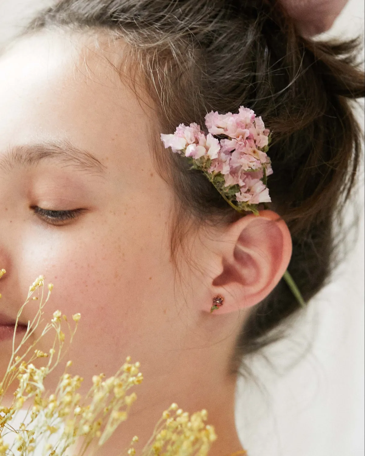 Elise Tsikis Melis boucles d’oreilles fleur grenat