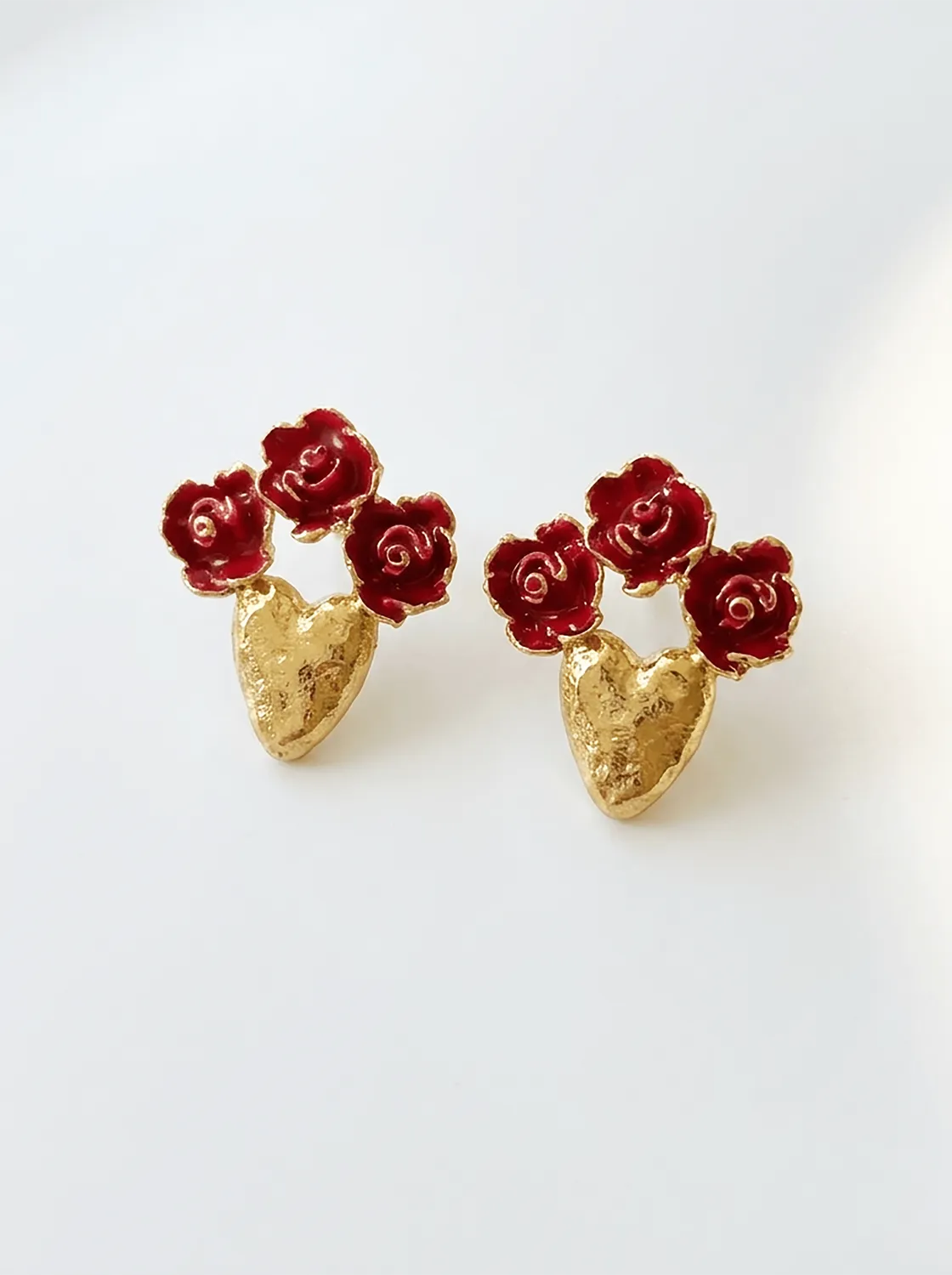 Elise Tsikis Mucha boucles d’oreilles roses rouges