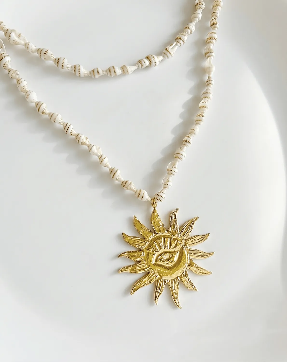 Elise Tsikis Helios Mykonos collier coquillages soleil