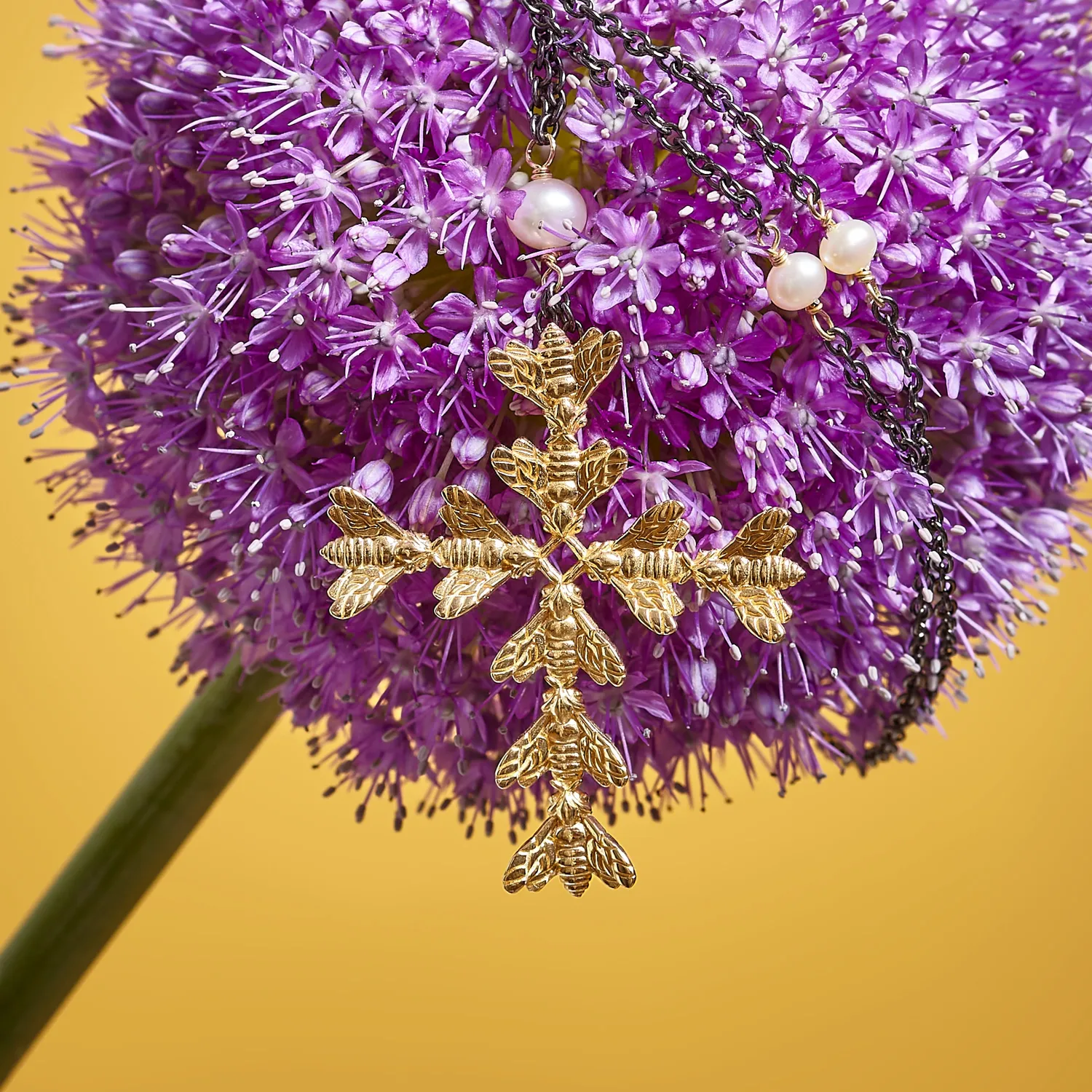 Lorella Tamberi Canal Bee Queen collier croix abeilles perles