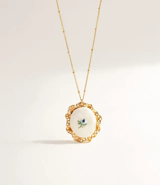 Elise Tsikis Broderia collier médaillon or jaune bleu