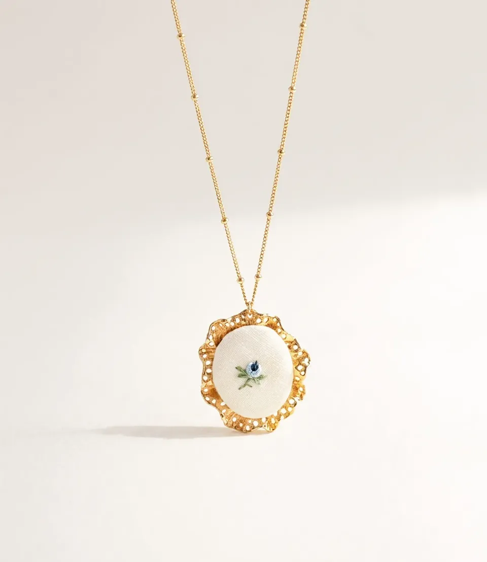 Elise Tsikis Broderia collier médaillon or jaune bleu