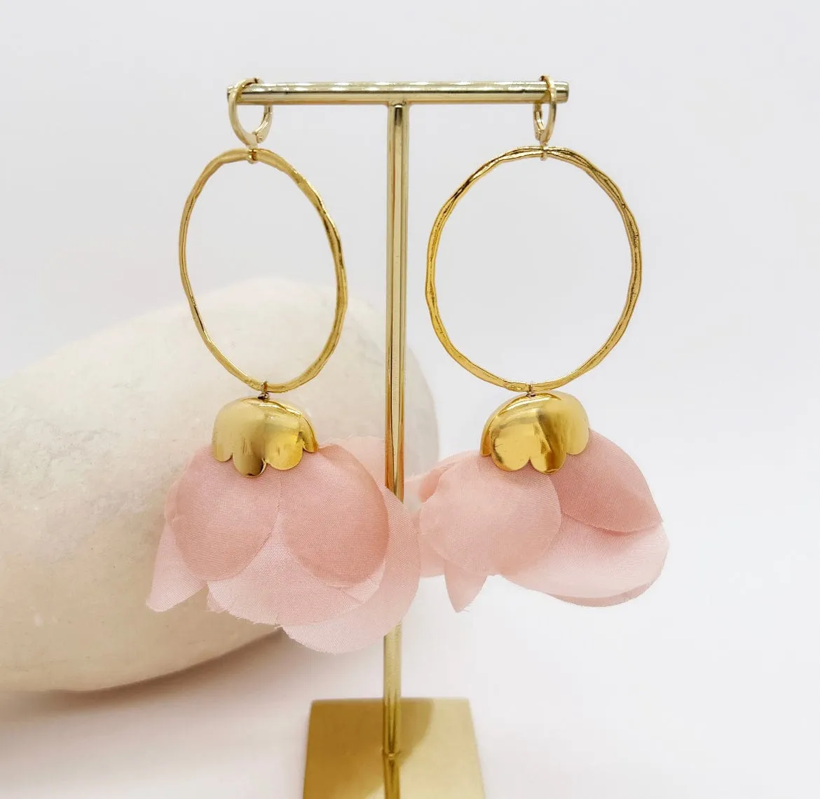 Elise Tsikis Natura boucles d'oreilles pendantes blanc