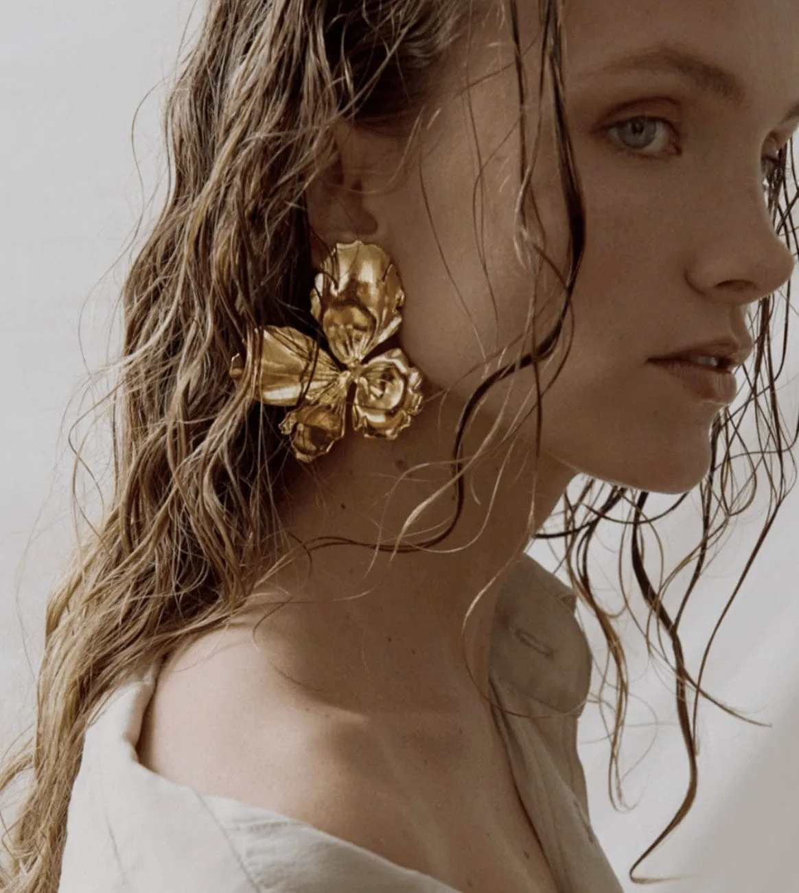 Elise Tsikis Némésis Large boucles d’oreilles doré 7 cm