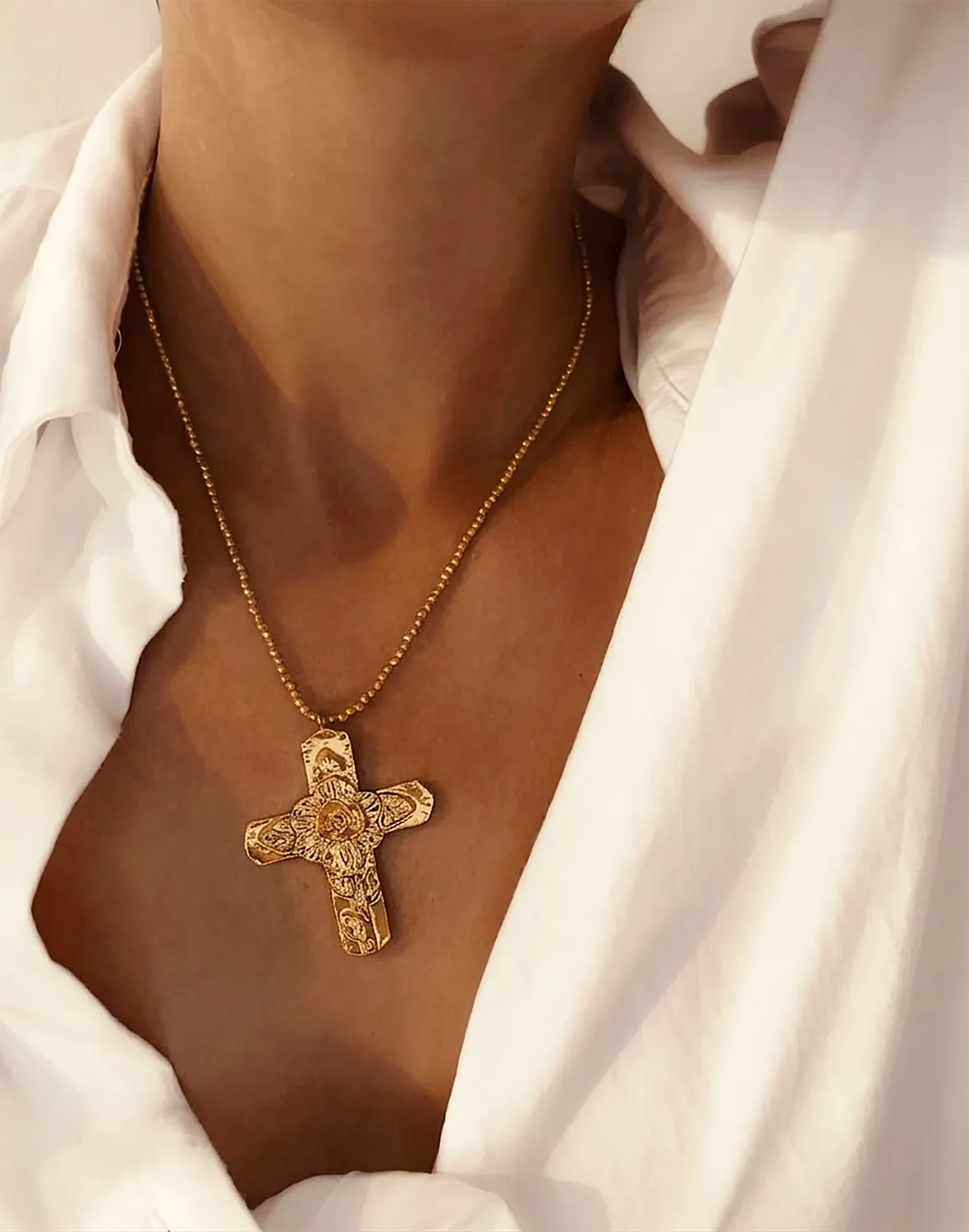 Elise Tsikis Itza collier croix dorée perles 47 cm
