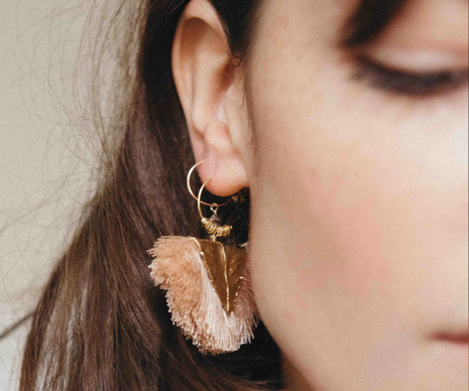Elise Tsikis Agia boucles d’oreilles blanc pompon doré