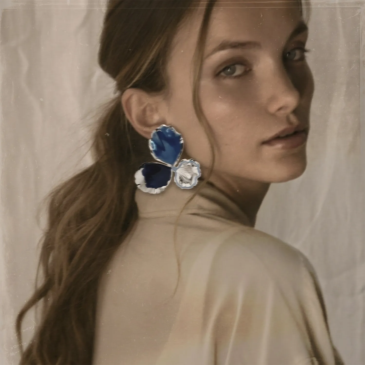 Elise Tsikis Pensée Large boucles oreilles or rose