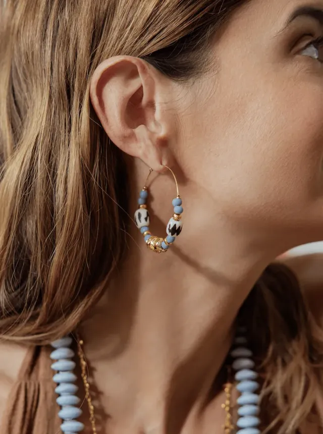 Elise Tsikis Eleftheria Limeri boucles perles bleues