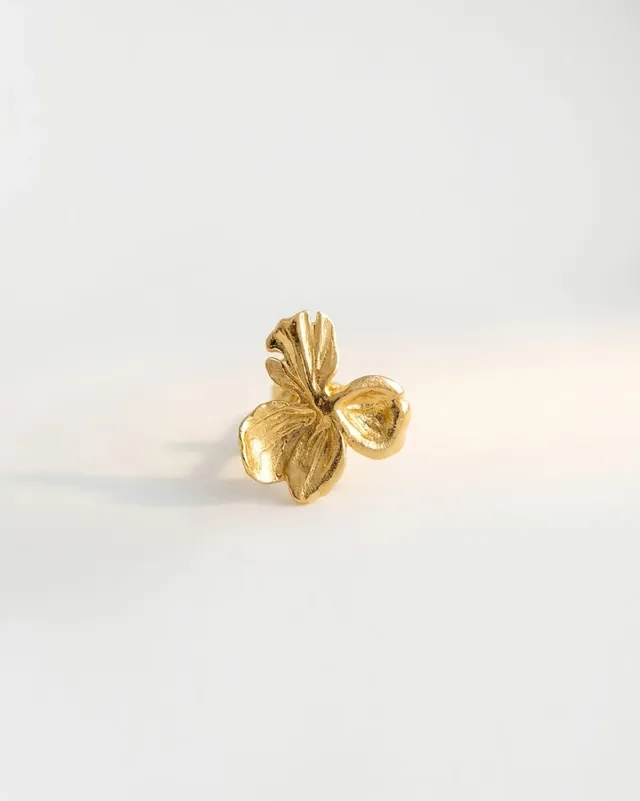 Elise Tsikis Némésis Myli earcuff fleur doré