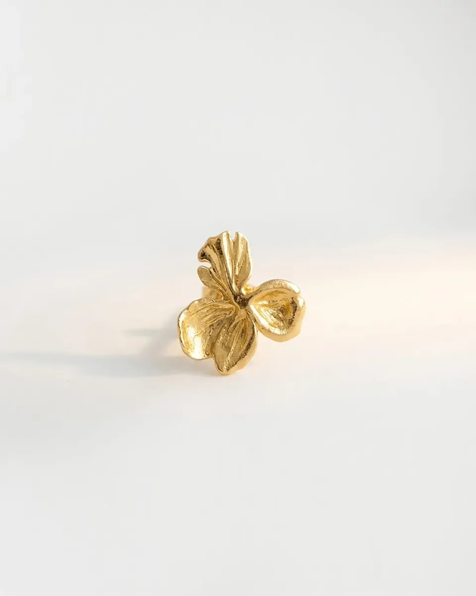 Elise Tsikis Némésis Myli earcuff fleur doré