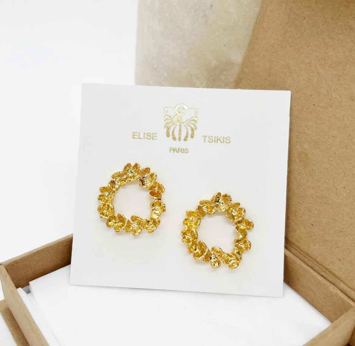 Elise Tsikis Elbe boucles d’oreilles or jaune relief fleur