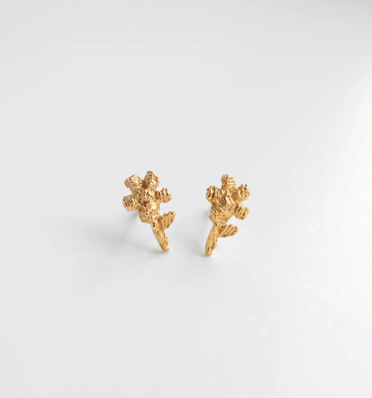 Elise Tsikis Melis boucles d’oreilles fleur grenat