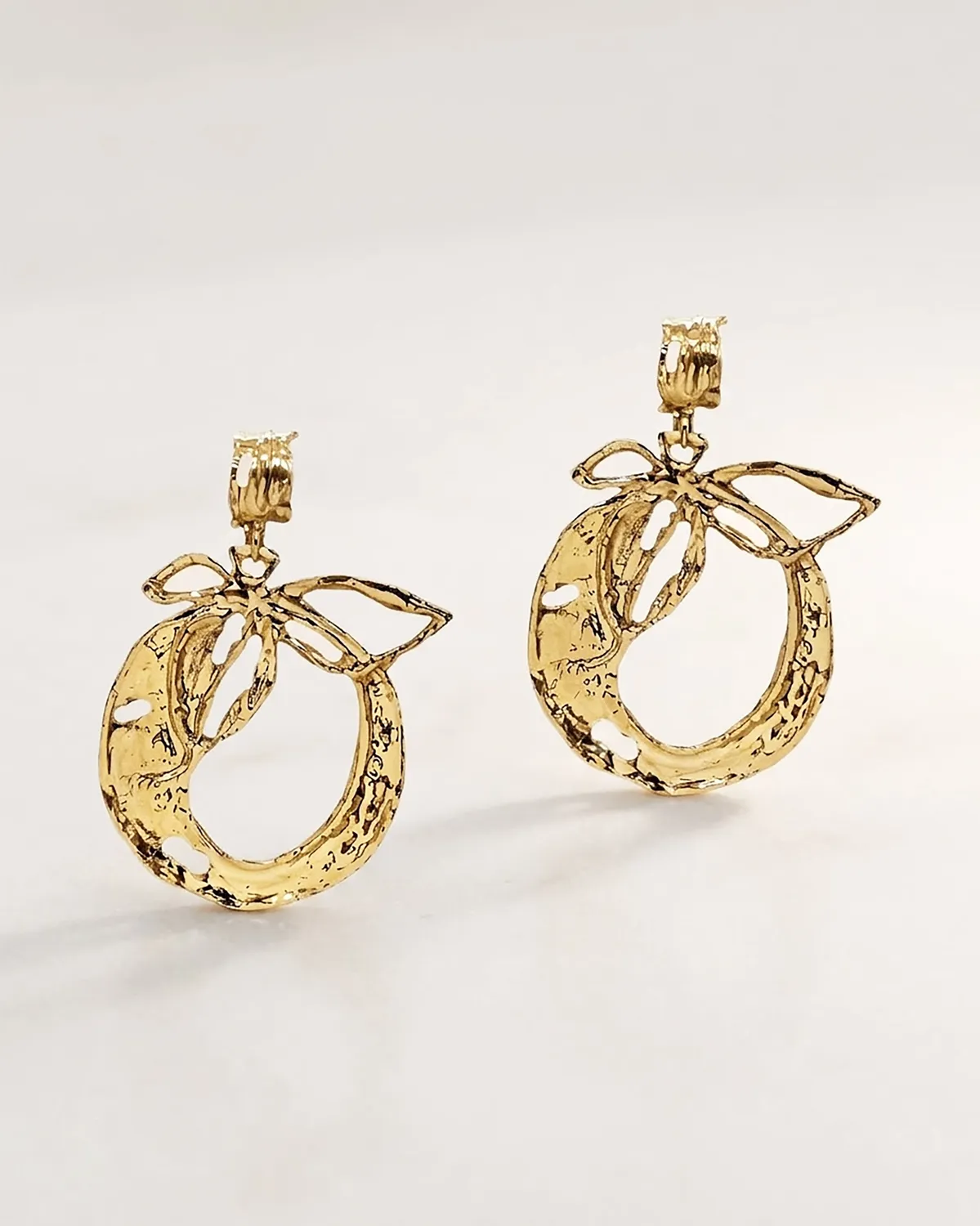 Elise Tsikis Claudia boucles d’oreilles pendantes oranges