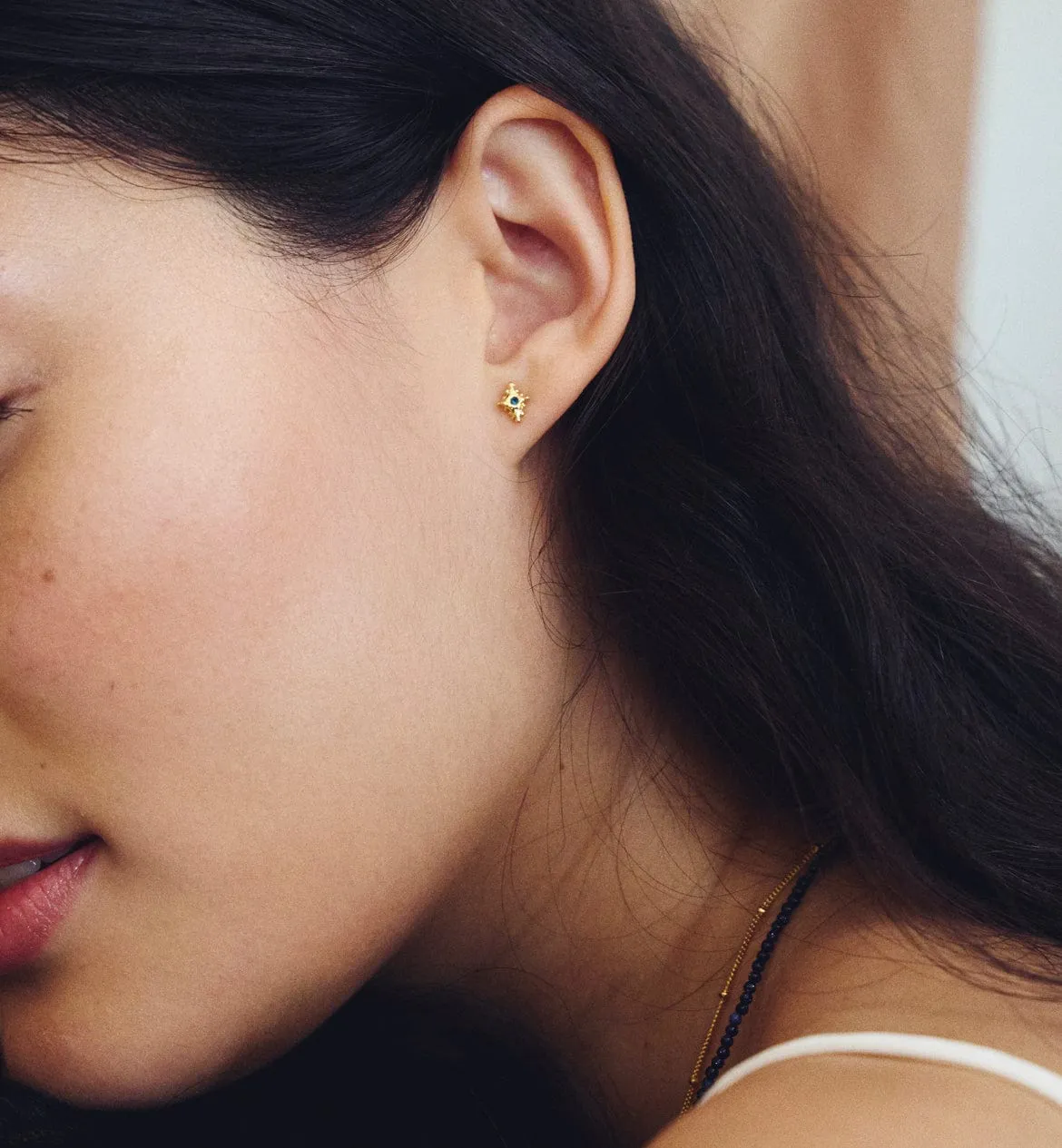 Elise Tsikis Asteria puces oreilles serti blanc la pièce