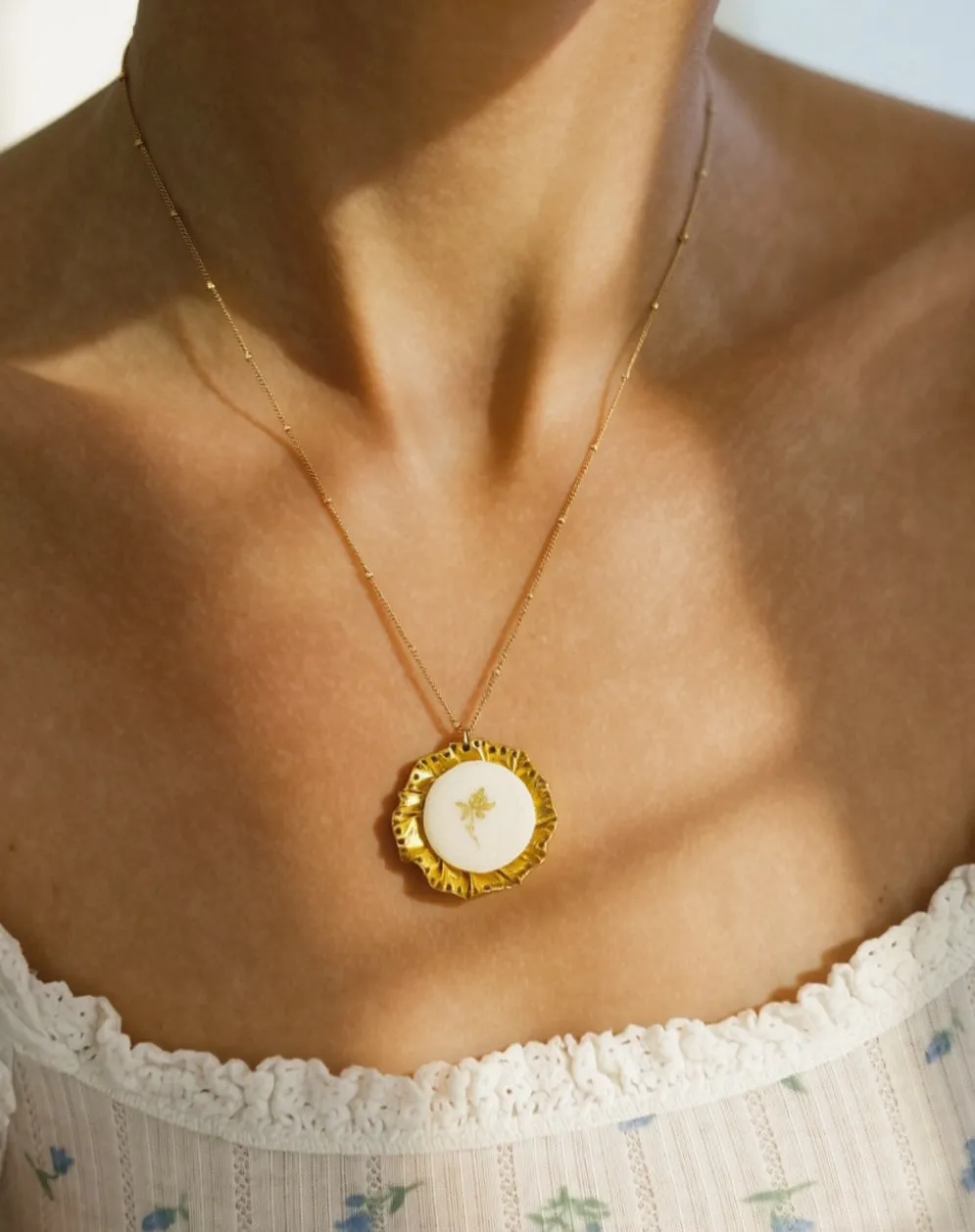 Elise Tsikis Broderia collier médaillon or jaune bleu