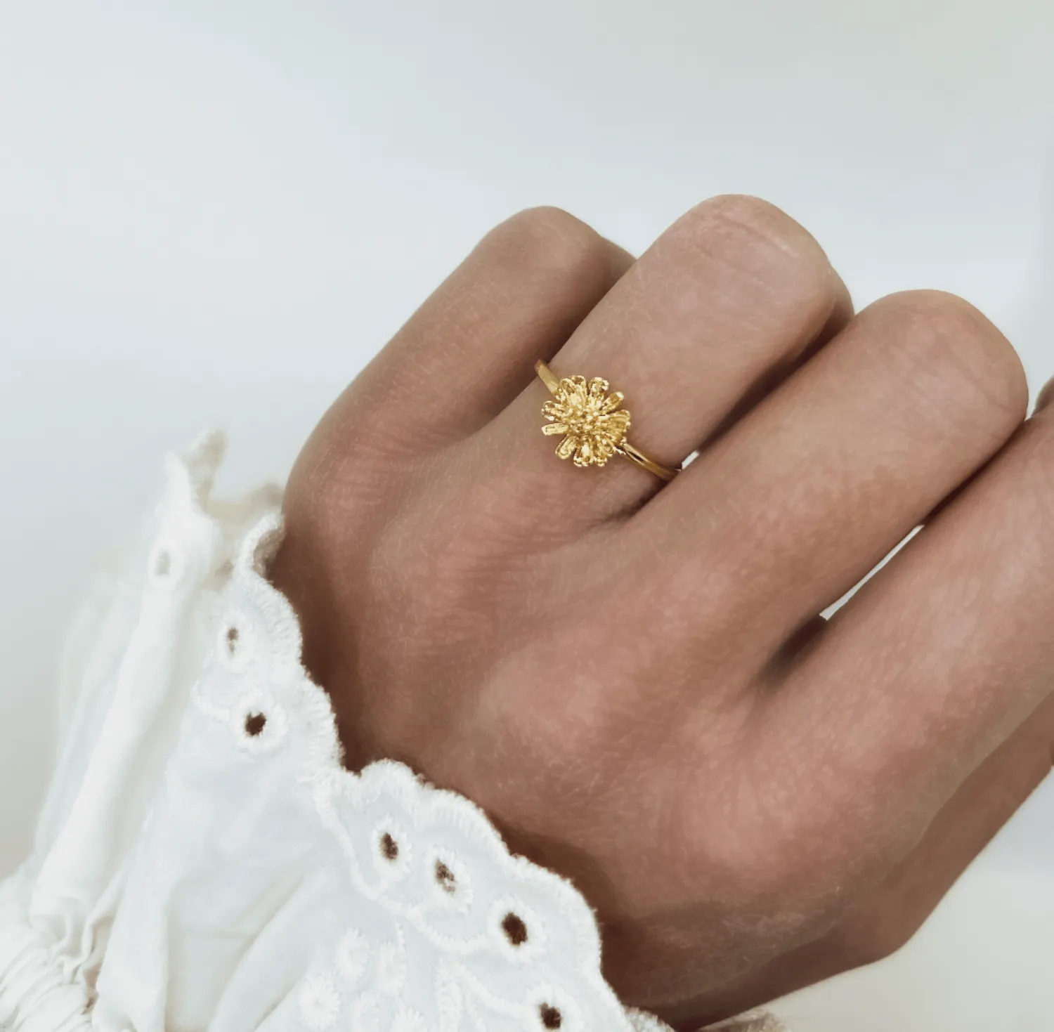 Elise Tsikis Marguerite bague solitaire or jaune