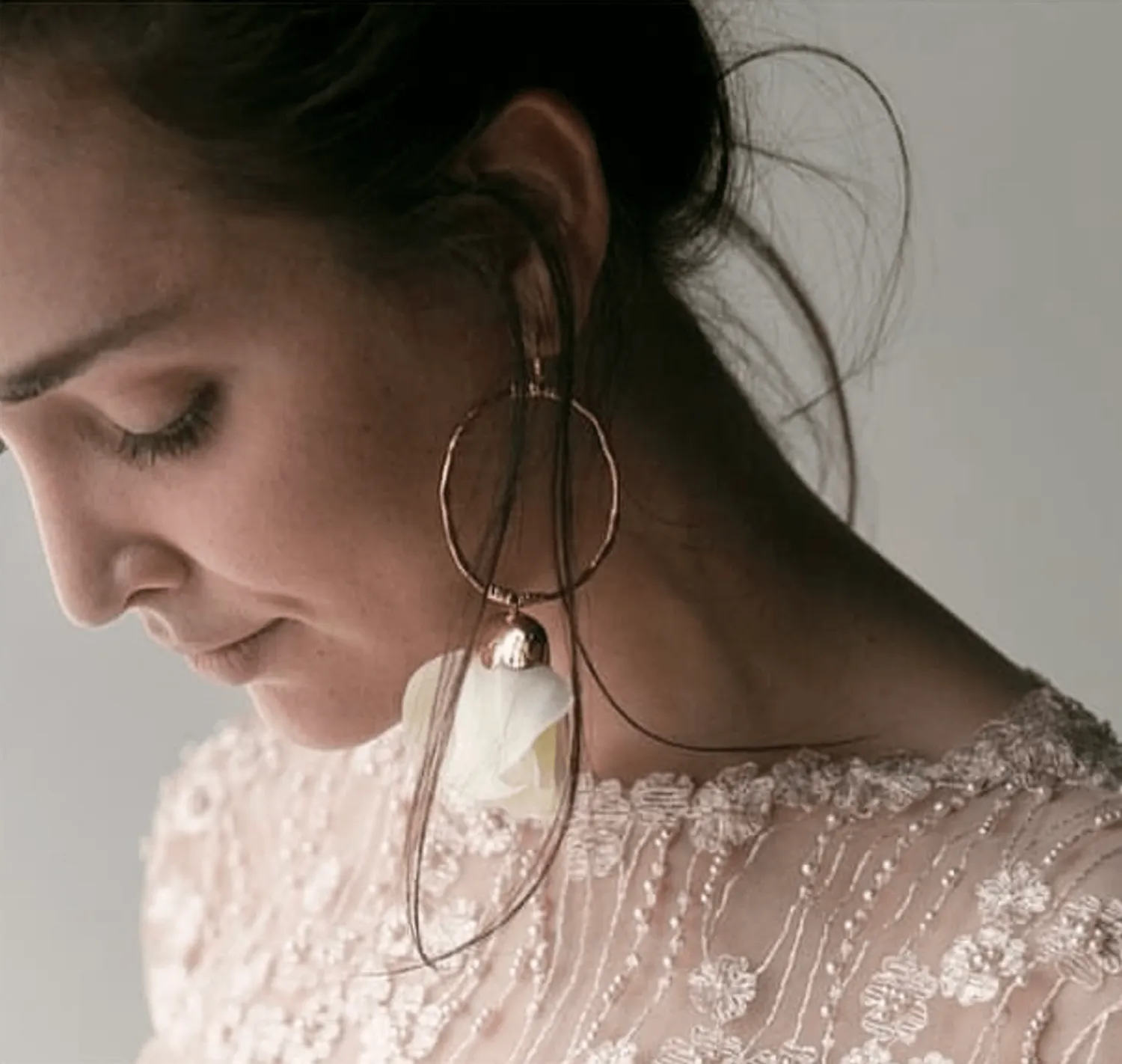 Elise Tsikis Natura boucles d'oreilles pendantes blanc