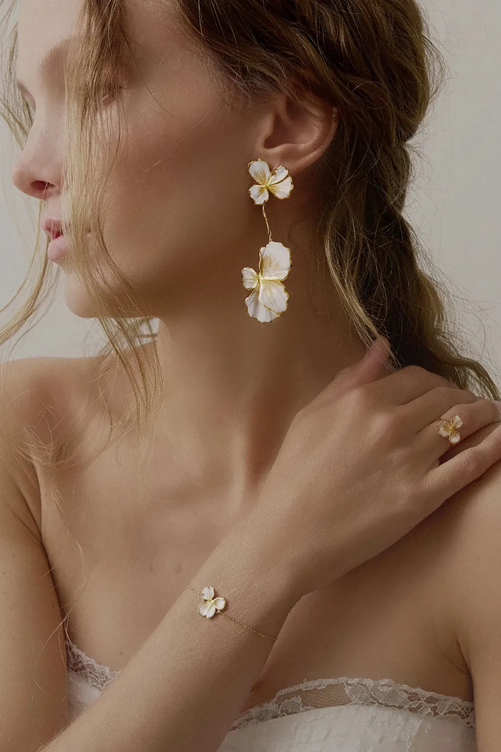 Elise Tsikis Naiada boucles d'oreilles fleurs émaillées