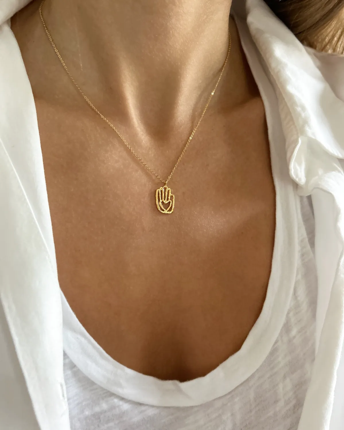 Elise Tsikis Proteccion collier main doré